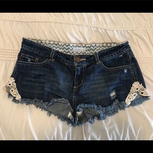 Size 7 ADORABLE DARK WASH SHORTS💙